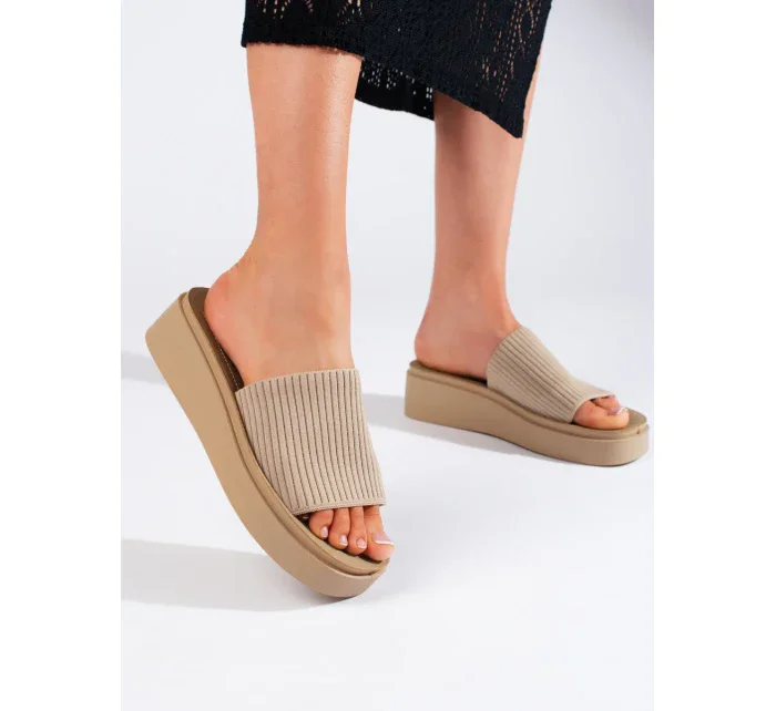 Pěkné hnědé dámské  nazouváky na klínku