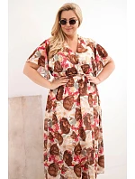 Dámské šaty Plus Size v model 22136635 vzoru s vázáním hnědá - K-Fashion Dámské šaty Plus Size v model 22136635 vzoru s vázáním hnědá - K-Fashion
