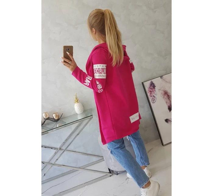 Fuchsiový plášť s nápisy