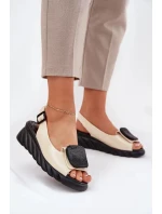 Dámské lakované kožené sandály na klínku s ozdobou - béžové Artiker Dámské lakované kožené sandály na klínku s ozdobou - béžové Artiker