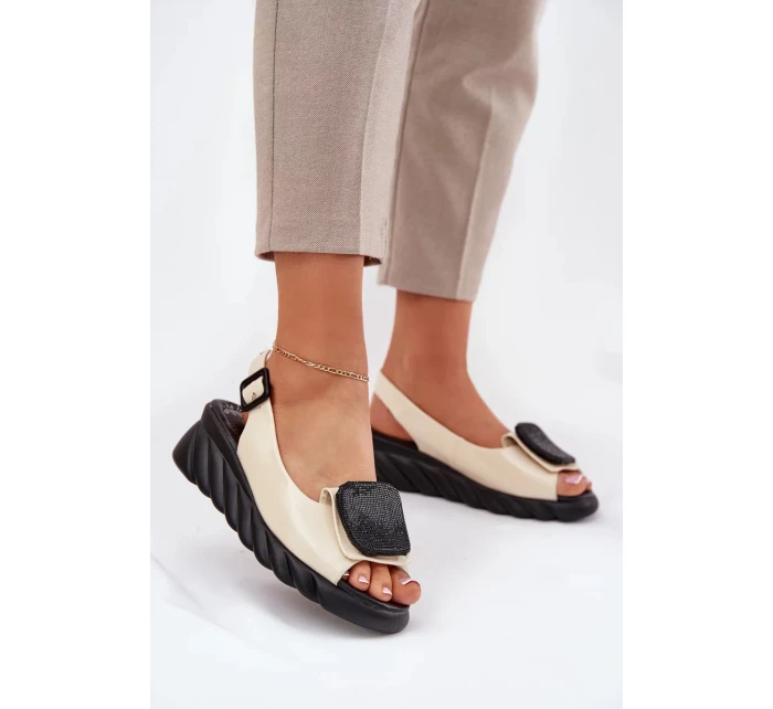 Dámské lakované kožené sandály na klínku s ozdobou - béžové Artiker Dámské lakované kožené sandály na klínku s ozdobou - béžové Artiker