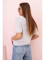 Dámský svetr z měkkého model 21291589 s výstřihem do V krátkým rukávem šedý - K-Fashion Dámský svetr z měkkého model 21291589 s výstřihem do V krátkým rukávem šedý - K-Fashion