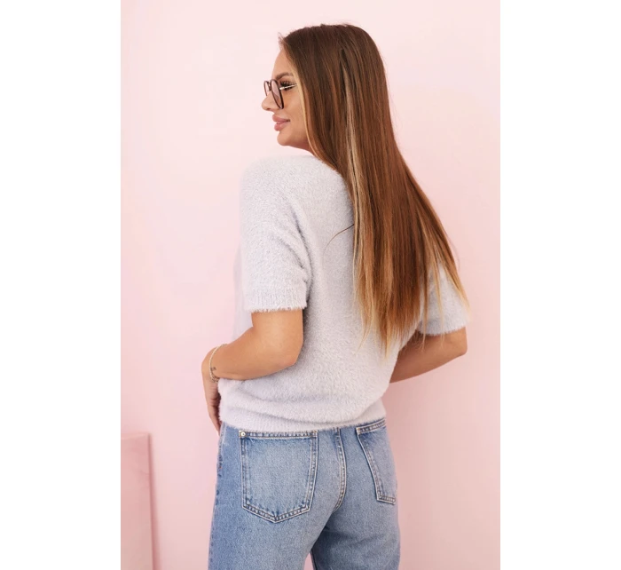 Dámský svetr z měkkého model 21291589 s výstřihem do V krátkým rukávem šedý - K-Fashion Dámský svetr z měkkého model 21291589 s výstřihem do V krátkým rukávem šedý - K-Fashion