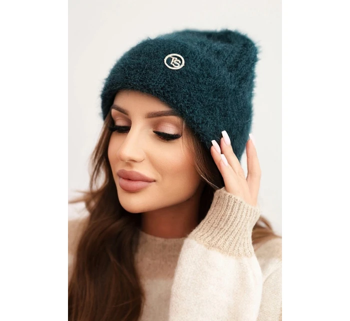 Dámská pletená čepice z viskózy model 21441568 s ozdobným kovovým knoflíkem mořská - K-Fashion Dámská pletená čepice z viskózy model 21441568 s ozdobným kovovým knoflíkem mořská - K-Fashion