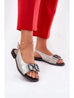 Ploché sandály s ozdobou z eko kůže stříbrné model 21692884 - Boto Ploché sandály s ozdobou z eko kůže stříbrné model 21692884 - Boto