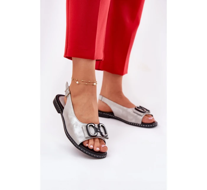 Ploché sandály s ozdobou z eko kůže stříbrné model 21692884 - Boto Ploché sandály s ozdobou z eko kůže stříbrné model 21692884 - Boto