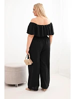 Dámský overal Plus Size s odhalenými model 22092390 volánem a širokými nohavicemi černý - K-Fashion