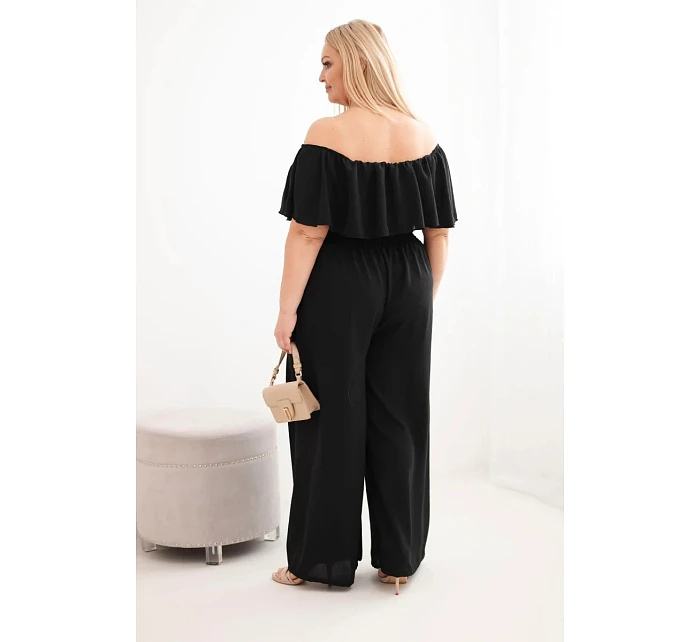 Dámský overal Plus Size s odhalenými model 22092390 volánem a širokými nohavicemi černý - K-Fashion
