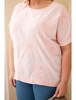 Dámská bavlněná halenka Plus Size s model 22092372 květinami cukrově růžová - K-Fashion