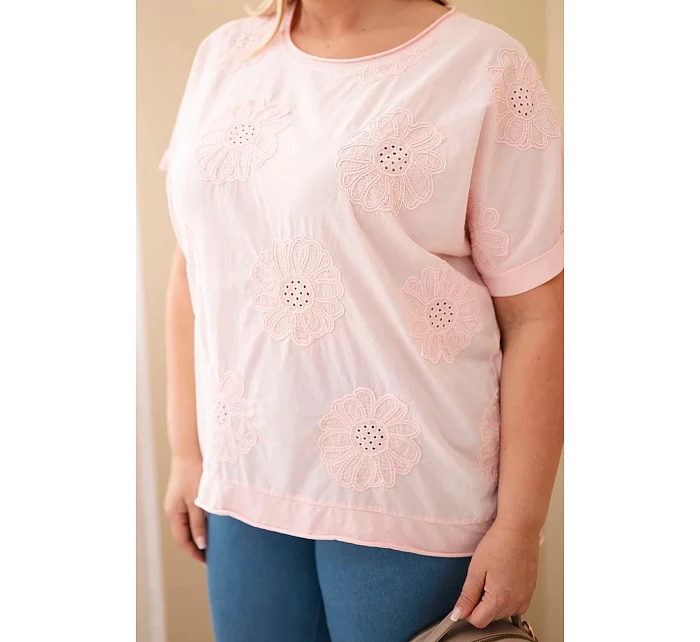 Dámská bavlněná halenka Plus Size s model 22092372 květinami cukrově růžová - K-Fashion
