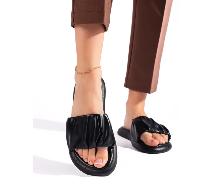 Pěkné dámské černé nazouváky na plochém podpatku Pěkné dámské černé nazouváky na plochém podpatku