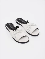 Stylové dámské nazouváky bílé na plochém podpatku Stylové dámské nazouváky bílé na plochém podpatku