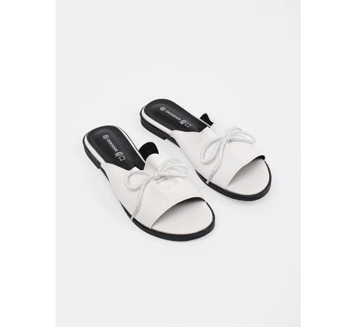 Stylové dámské nazouváky bílé na plochém podpatku Stylové dámské nazouváky bílé na plochém podpatku