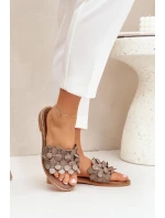 model 21684151 Dámské Kožené Pantofle Na Plochém Podpatku Taupe - Zazoo