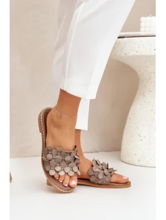 model 21684151 Dámské Kožené Pantofle Na Plochém Podpatku Taupe - Zazoo