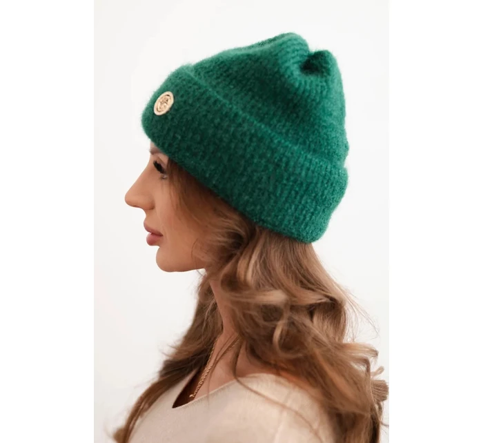 Dámská zimní čepice model 21441770 s ozdobným knoflíkem zelená - K-Fashion Dámská zimní čepice model 21441770 s ozdobným knoflíkem zelená - K-Fashion