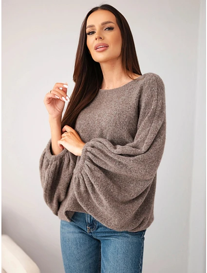 Svetr dámský s přídavkem model 22540766 oversize hnědý - K-Fashion Svetr dámský s přídavkem model 22540766 oversize hnědý - K-Fashion
