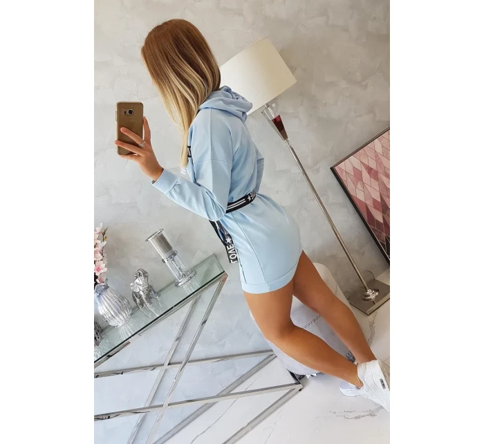 Šaty zdobené modrou stuhou Šaty zdobené modrou stuhou