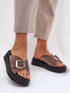 Dámské Zamszové Klapky S Přezkou Na Platformě Hnědé model 21686246 - Zazoo