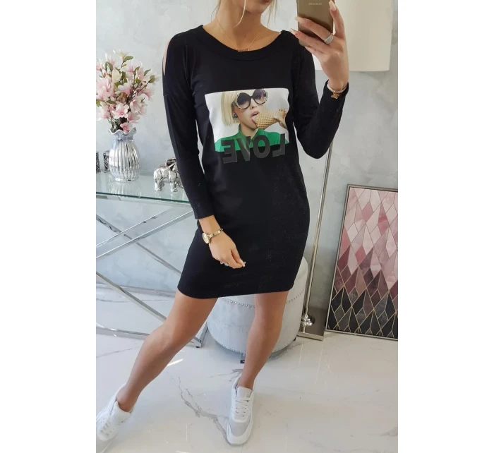 Šaty s potiskem model 18744034 černé - K-Fashion Šaty s potiskem model 18744034 černé - K-Fashion