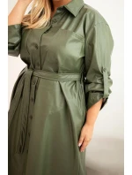 Dámské šaty z model 21397682 Plus Size s páskem a límečkem khaki - K-Fashion