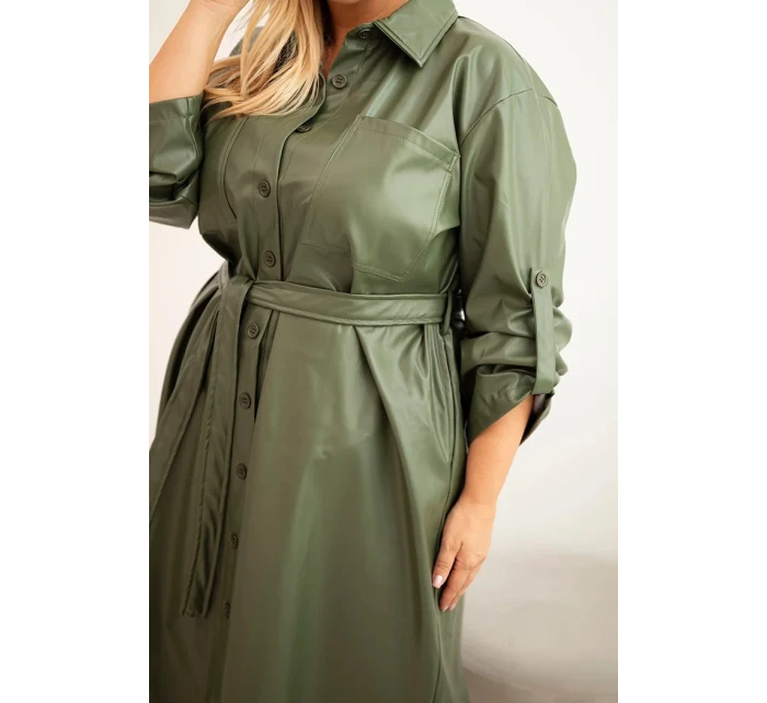 Dámské šaty z model 21397682 Plus Size s páskem a límečkem khaki - K-Fashion