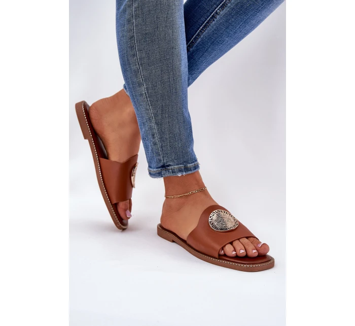 Eko kožené pantofle na plochém podpatku s ozdobou Camel model 21685602 - Boto