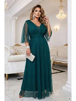 654-1 Dlouhé lesklé plus size šaty s výstřihem a průhlednými rukávy - lahvově zelené