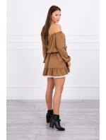 Šaty s otevřenými rameny a krajkou camel