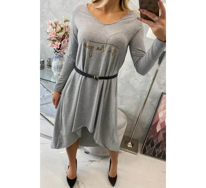 Šaty s ozdobným páskem a nápisem šedé barvy