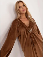 Šaty DHJ SK model 20546647 světle hnědé - FPrice Šaty DHJ SK model 20546647 světle hnědé - FPrice