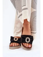 Dámské pantofle na platformě s mašlí a ozdobnou broží – černé Lenela Dámské pantofle na platformě s mašlí a ozdobnou broží – černé Lenela