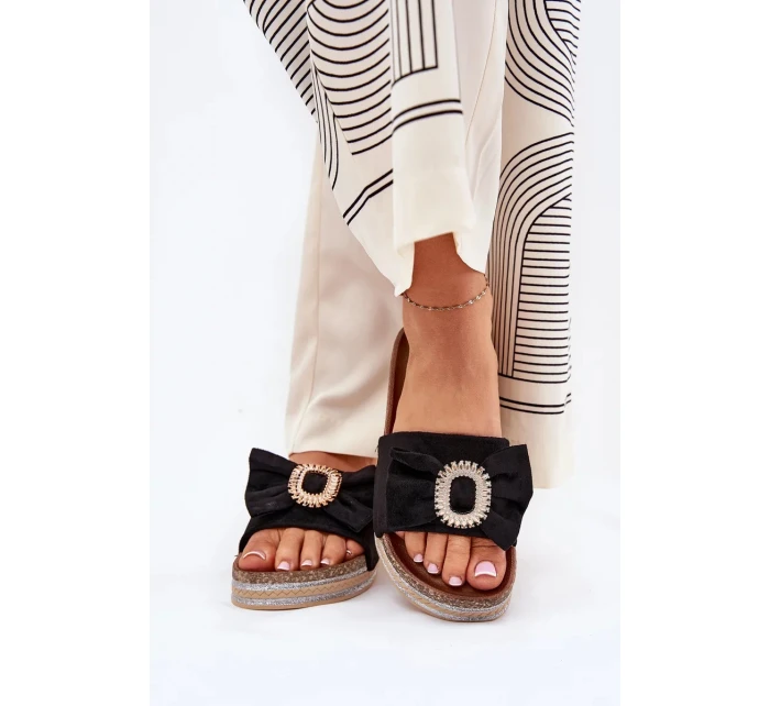 Dámské pantofle na platformě s mašlí a ozdobnou broží – černé Lenela Dámské pantofle na platformě s mašlí a ozdobnou broží – černé Lenela