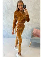 Velurová souprava s nápisem Queen camel Velurová souprava s nápisem Queen camel