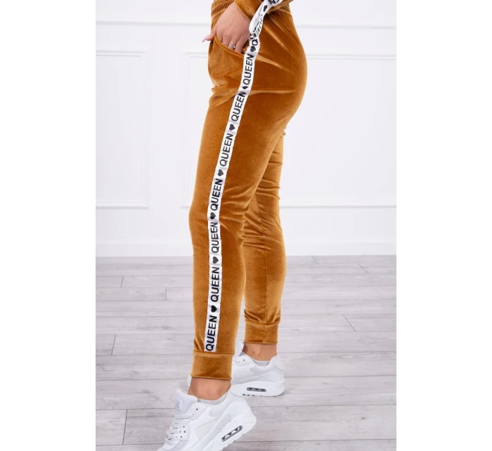 Velurová souprava s nápisem Queen camel Velurová souprava s nápisem Queen camel