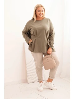 Dámská blůza Plus Size s model 21820423 kapsou a ohrnutým rukávem kiwi - K-Fashion