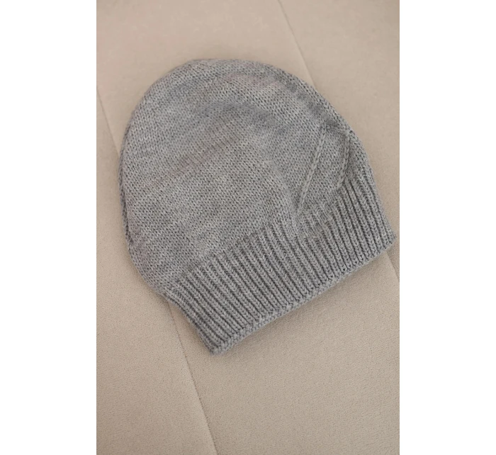 Dámská zimní klasická čepice s jemným vzorem model 21878043 šedá - K-Fashion Dámská zimní klasická čepice s jemným vzorem model 21878043 šedá - K-Fashion