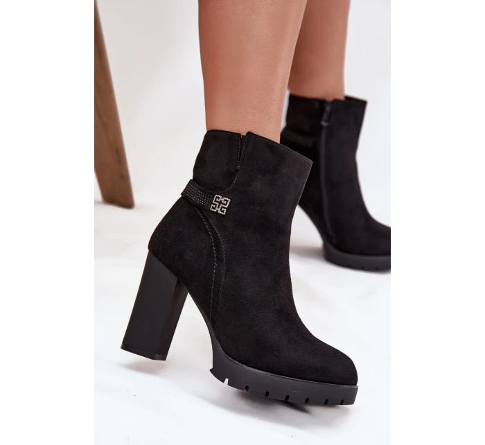 Zateplené dámské kotníkové boty na podpatku s ozdobnou páskou černé model 21707403 - Boto Zateplené dámské kotníkové boty na podpatku s ozdobnou páskou černé model 21707403 - Boto
