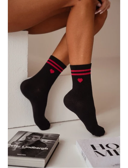 Dámské bavlněné ponožky srdce s pruhy černé Dámské bavlněné ponožky srdce s pruhy černé