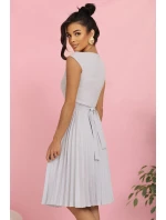 LILA Plisované šaty s krátkými rukávy a páskem model 21215937 - numoco LILA Plisované šaty s krátkými rukávy a páskem model 21215937 - numoco