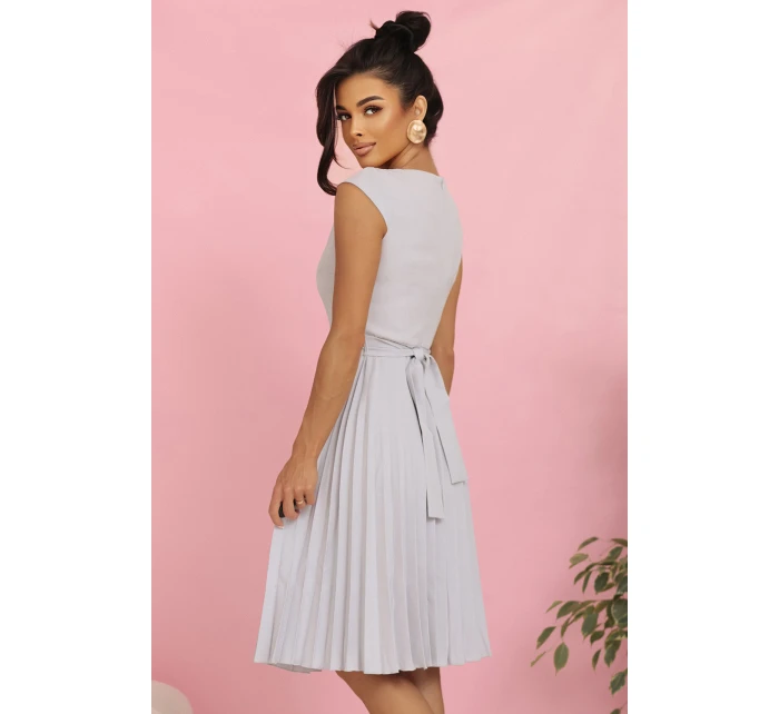 LILA Plisované šaty s krátkými rukávy a páskem model 21215937 - numoco LILA Plisované šaty s krátkými rukávy a páskem model 21215937 - numoco