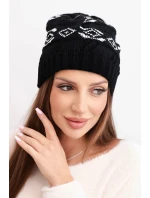 Dámská zimní čepice z vlny s geometrickým vzorem model 21867912 černá + bílá - K-Fashion Dámská zimní čepice z vlny s geometrickým vzorem model 21867912 černá + bílá - K-Fashion