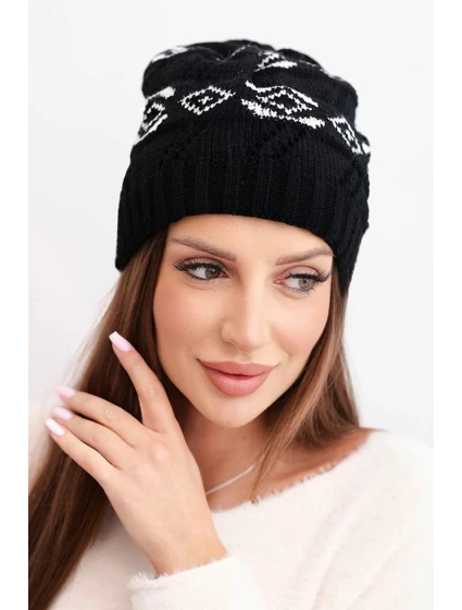Dámská zimní čepice z vlny s geometrickým vzorem model 21867912 černá + bílá - K-Fashion Dámská zimní čepice z vlny s geometrickým vzorem model 21867912 černá + bílá - K-Fashion