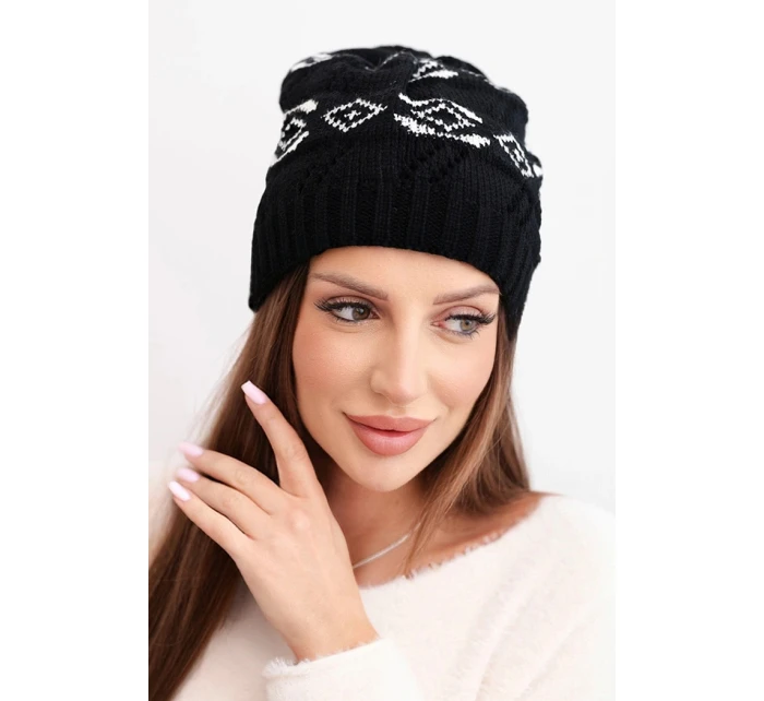 Dámská zimní čepice z vlny s geometrickým vzorem model 21867912 černá + bílá - K-Fashion Dámská zimní čepice z vlny s geometrickým vzorem model 21867912 černá + bílá - K-Fashion