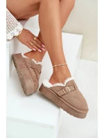 Dámské pantofle na silné podrážce s kožíškem a sponou tmavě béžové model 21677937 - Boto Dámské pantofle na silné podrážce s kožíškem a sponou tmavě béžové model 21677937 - Boto