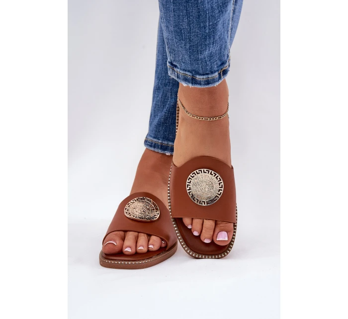 Eko kožené pantofle na plochém podpatku s ozdobou Camel model 21685602 - Boto