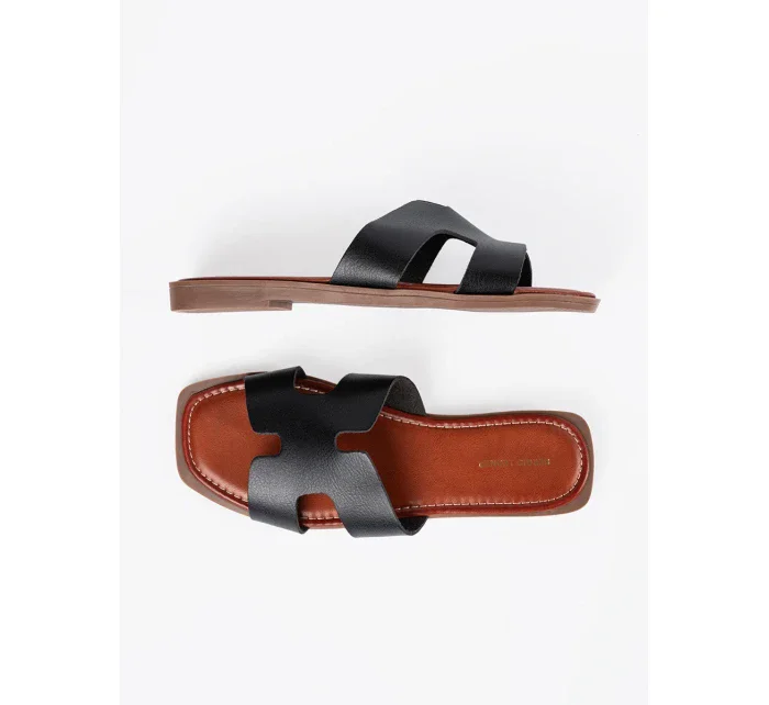 Zajímavé dámské  nazouváky černé na plochém podpatku