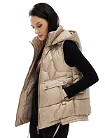 Dámská krátká bunda bez rukávů s odepínací kapucí Goodlookin béžová (B8258-12) Dámská krátká bunda bez rukávů s odepínací kapucí Goodlookin béžová (B8258-12)