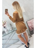 Šaty s otevřenými rameny a krajkou camel