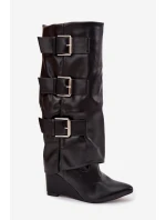Dámské kozačky na platformě s lemem a přezkami Černé model 21747887 - Boto Dámské kozačky na platformě s lemem a přezkami Černé model 21747887 - Boto